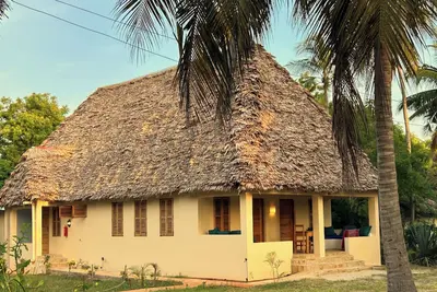 Image de Comfortable beach villa, located directly by the sea, tropical garden