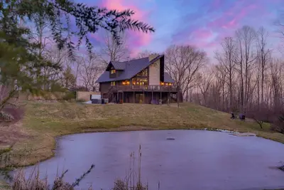 Image de Juniper Cabin | Hot Tub, Pond + Fire-pit, A-Frame