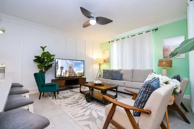 Image de Vibrant, Themed Home, Prime Location