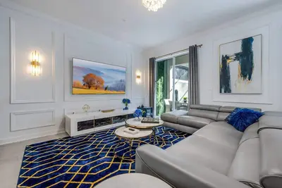 Image de Luxury Chic, Modern Home, Prime Location