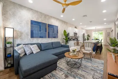 Image de New Listing - Modern decor 4 Br Townhouse