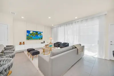 Image de Stylish 5br Home with Mickey & Cars Rooms