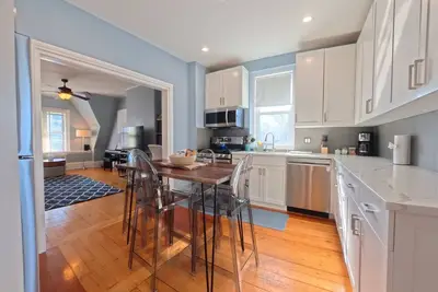 Image de 2 Bedroom Brick Victorian Rowhouse - Brookline Village