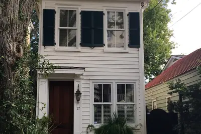 Image de Best Location-Our home is located in the heart of Charleston's Historic District