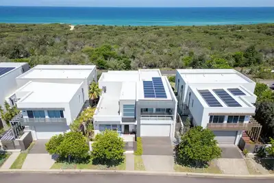 Image de Pet-Friendly Waterfront Retreat | 4br Resort Living