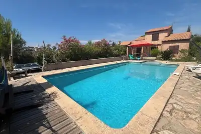 Image de Villa provençale avec grand terrain et piscine carrelée. Vue mer. Chiens ok