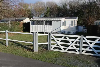 Image de Mobil-home « Lurielle » avec piscine partagée, terrasse commune et jardin privé