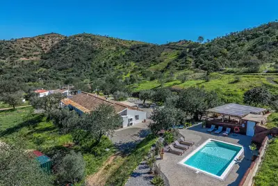 Image de Stunning 4 Bedroom Renovated Farmhouse with Private Pool & Large Gardens