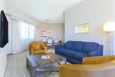 Image de Relax, Swim & Recharge: Hotel-Style Stay with Pool & 24-hour Fitness Center