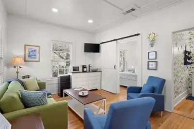 Image de Laurel’s Historic Downtown 1930s Cottage