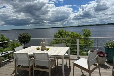 Image de The Waterfront House You've Been Dreaming About!