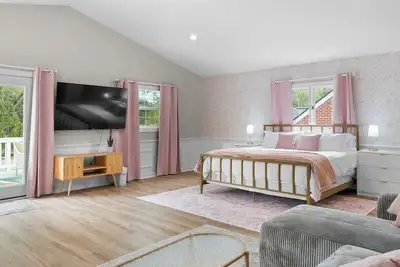 Image de The Pink Paradise Charleston - West Ashley - 5 Mins to Downtown