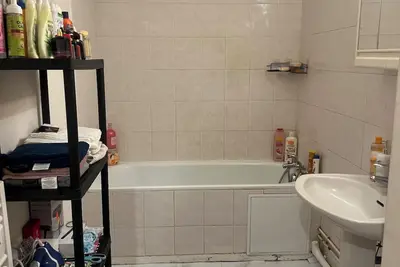 Image de Studio moderne avec baignoire et terrasse