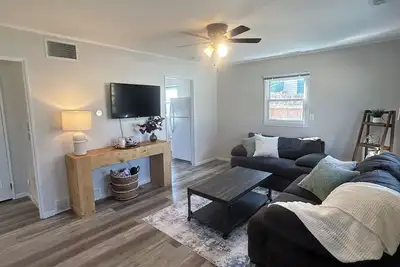 Image de Charming 2-bedroom house with large fenced in yard in the heart of Quincy.