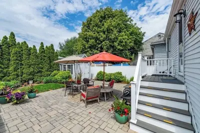 Image de 4 minute walk to beach in Hull’s desirable Alphabets neighborhood!