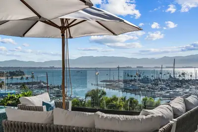 Image de Alik: Exclusive Marina-Front Stay with Rooftop Pool