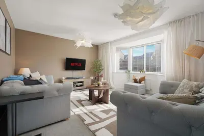 Image de 3 Bedroom with Parking, Close to Town Centre