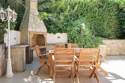 Image de Villa rénovée à Salou: 4 ch, 4 sdb, barbecues, proche plage