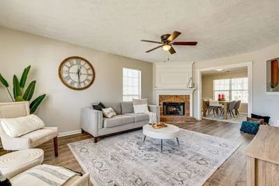 Image de Austell Home Near Six Flags w Yard & Fireplace