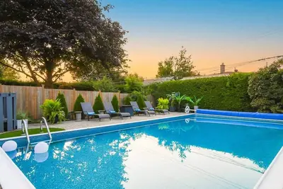 Image de Luxe 3br Bungalow With Ensuite Baths And Pool