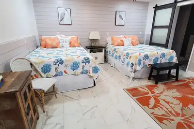 Image de Backyard Beach Cottage w/ Boat Parking in Quiet Neighborhood - walk to the water