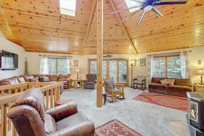 Image de Deck + Game Room: Secluded Cabin Near Lake Cascade