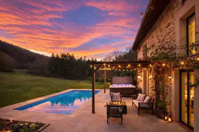 Image de Luxueuse maison de campagne isolée, nichée dans la forêt au milieu des oiseaux.