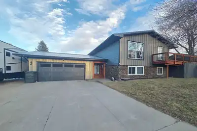 Image de Spacious 5-bedroom house in Sturgis. Centrally located in the heart of the hills