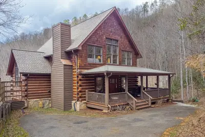Image de Hot Tub, Pool Table! Luxury Log Cabin in Franklin