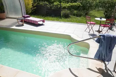 Image de Maison de plein pied agréable et au calme avec piscine dans village. . .