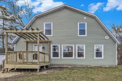 Image de Close to Hillsdale College in a modern home with dedicated work space