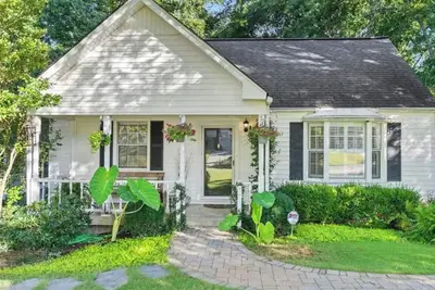 Image de Spacious 4-bedroom house in charming Chamblee walking distance to train.