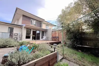 Image de Easy Garden with Bush surrounding Living. Free 2 Parking