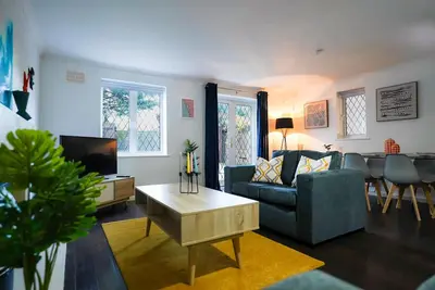 Image de Spacious 4-Bed Contractor House | Parking | Fast WiFi | Luton