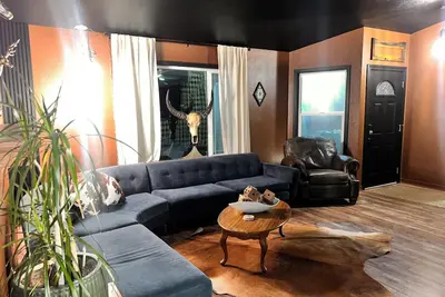 Image de 8 minute walk to State Farm Stadium, 5 rooms 7 bed home with pool/spa/game room