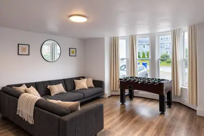 Image de Spacious 8br Home w/ Foosball & Parking