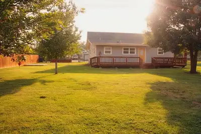 Image de 3br- 2. 5 Ba Guest House in Sabinal - Sleeps 6 - Pool Access & Pond View