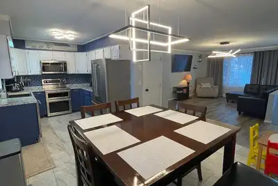 Image de Green Aurora: 3 bed, 2 bath, Laundry, King Bed