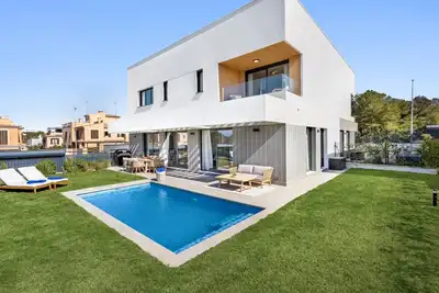 Image de Villa Oronella avec piscine d’eau salée, confort haut de gamme et design él