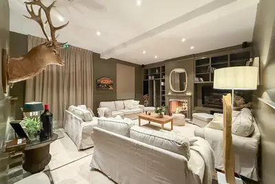 Image de Superbe demeure avec cheminée, billard et sauna