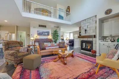 Image de 3 Mi to Union Reservoir & Dtwn! Spacious Retreat