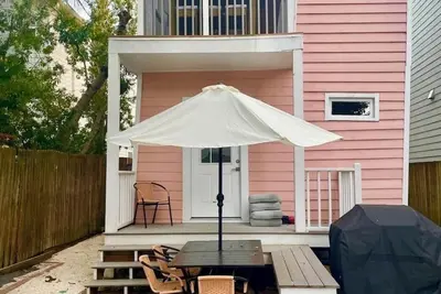 Image de 2 Bed King Bed/Queen Bed + fenced shady backyard + Fiber Wi-Fi, Walk to King St