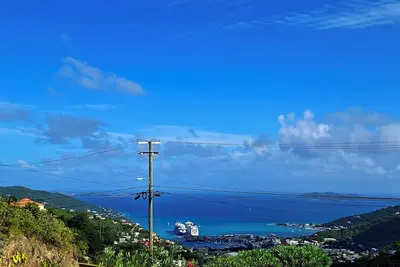 Image de A perfect two-bedroom apartment nestled in the hills.