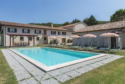 Image de Belle maison de vacances privée pour 24 personnes avec Wifi, piscine privée et balcon