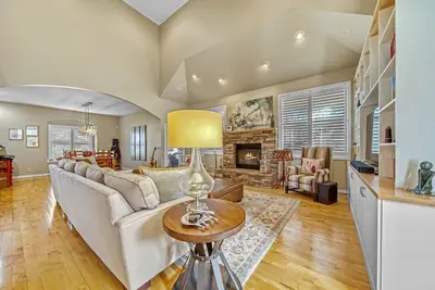 Image de The Crows Nest-Elevated Lake Michigan Living!