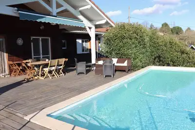 Image de Maison 6 personnes avec piscine à débordement dans un grand jardin clos à Nérac