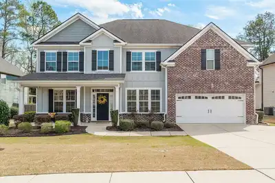 Image de Pristine 5-bedroom, 4-bathroom home in Augusta, Ga—perfect for your entire Masters party. Enjoy plenty of room to relax with a convenient drive to Augusta National, making it easy to get to the course each day. Close to River Island and Westlake.