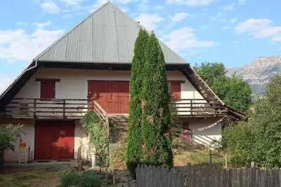 Image de Chaleureux T2 en rez-de-jardin d'une ferme de village, proximité lac et montagne