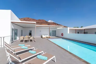 Image de Villa de vacances 'Ereza Villas Royal Family Hoopoe-1' avec vue montagne, Wi-Fi et climatisation