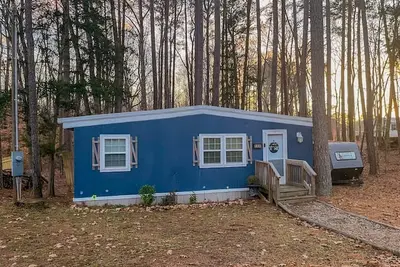 Image de Charming Lakefront Tiny Home with Fire Pit, Grill, and Bocce Ball Near Littleton, North Carolina